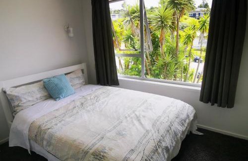 Hillcrest House | Family-Friendly Sunshine Hillcrest Home with High Guest Rating