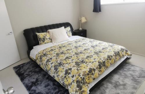 Hillcrest House | Family-Friendly Sunshine Hillcrest Home with High Guest Rating