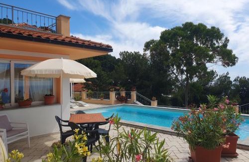 Andora House | Oceanfront Sunshine Home 2: Guest Rated 10/10 on Comfort