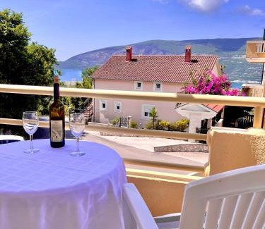 Topla Apartment | Sunny Retreat: Guest Rated 9/10 & Pet-Friendly Amenities
