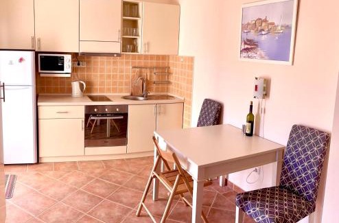 Topla Apartment | Sunny Retreat: Guest Rated 9/10 & Pet-Friendly Amenities