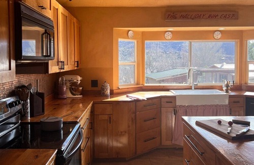 Cornville House | Sunshine House: Private Entrance & Family-Friendly Amenities