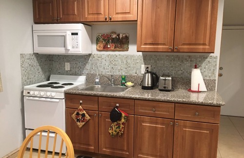 Valley Glen Bed & Breakfast | Eco-Friendly Sunshine LA BnB with Spa & Breakfast Included