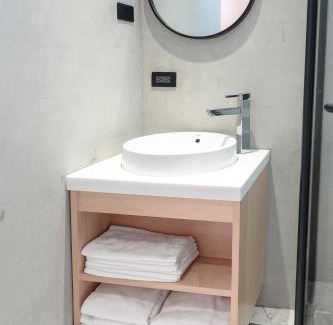 South Beach House | Oceanfront Sunshine Liv: Family-Friendly with Breakfast & Views