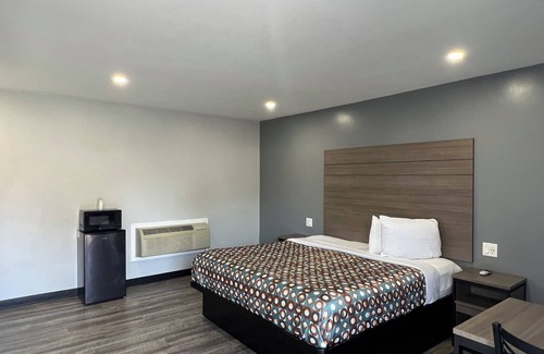 Bixby Knolls Hotel | Sunny Getaway at Sunshine Motel with Spa & Breakfast