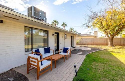 Scottsdale Highlands House | Relax at Sunshine on Sells with Pool & BBQ Amenities