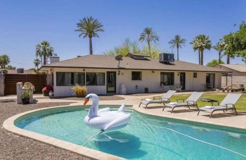 Scottsdale Highlands House | Relax at Sunshine on Sells with Pool & BBQ Amenities