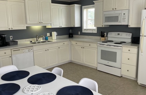 Mississippi City House | Beachfront Bliss: Sunshine On the Beach in Gulfport, MS
