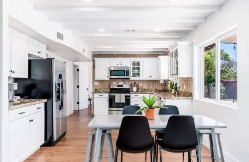 Crown Heights House | Pet-Friendly Sunshine Paradise Escape at a 4-Star Hotel