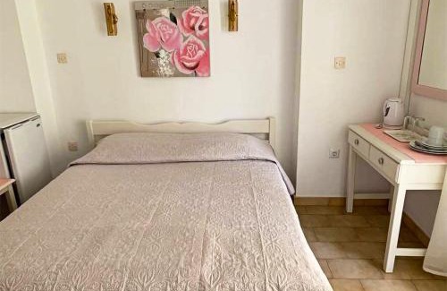 Pythagorion House | Top-Rated Sunshine Pension: Ideal for Families and Kids