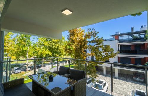 Zamardi Apartment | Top-Rated Sunshine Resort Blue Apartman with Family Amenities
