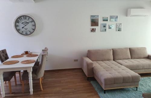 Zamardi Apartment | Beachfront Sunshine Resort: Ocean Views & Spa Retreat