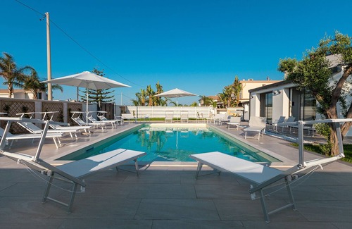 Fanusa Villa | Top-Rated Sunshine's House: Villa with Pool Near the Beach