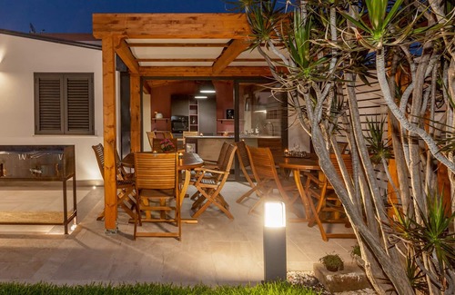 Fanusa Villa | Top-Rated Sunshine's House: Villa with Pool Near the Beach