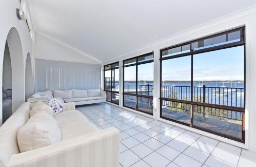 Sunshine House | Inviting Sunshine Shores: Pet & Child-Friendly Getaway