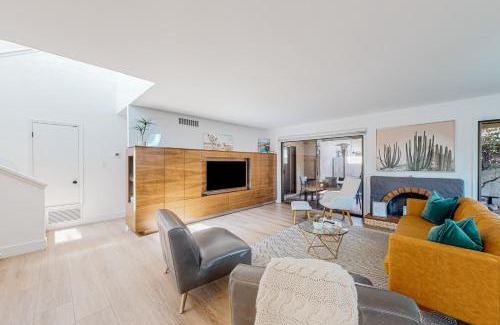 South Scottsdale Apartment | Relax at Sunshine Time with Pool and Hot Tub Access