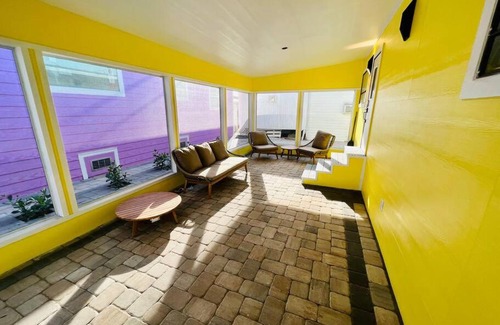 Southgate House | Inviting Sunshine Tiny Home in Pinecraft - Rated 10/10