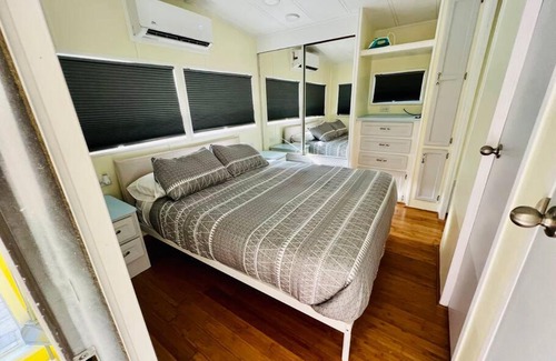 Southgate House | Inviting Sunshine Tiny Home in Pinecraft - Rated 10/10