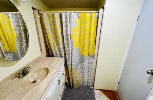 Southgate House | Inviting Sunshine Tiny Home in Pinecraft - Rated 10/10