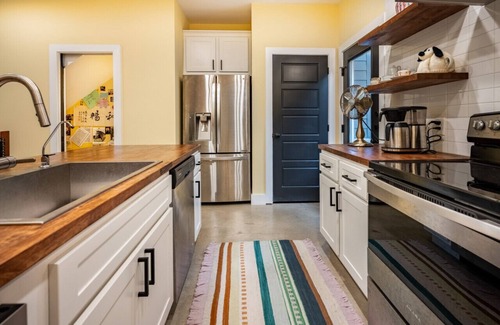 Downtown House | Sunshine Townhome - 1BR/1.5 BA 1 Block to Downtown Bryan