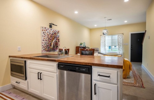 Downtown House | Sunshine Townhome - 1BR/1.5 BA 1 Block to Downtown Bryan