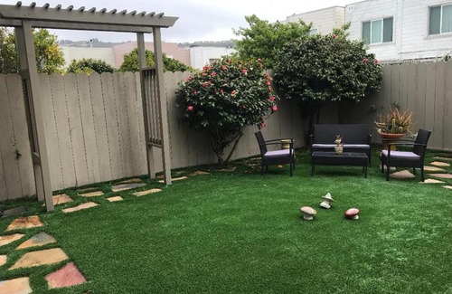 Outer Mission Apartment | Inviting Sunshine: Pet and Child Friendly Escape