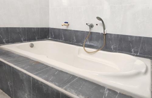 Tiruchirappalli House | Inviting Sunshine Villa & Homestay with Breakfast & Hot Tub