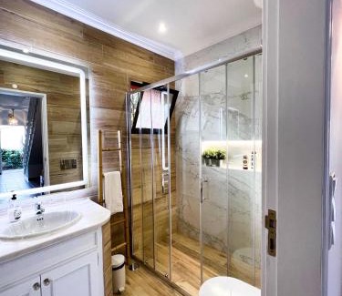 Gambelas Villa | Experience Sunshine Villa: Oceanfront Bliss & Guest Rated 9.8
