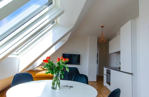 Weißgerber Apartment | Discover Comfort at City Center with King Bed & Balcony
