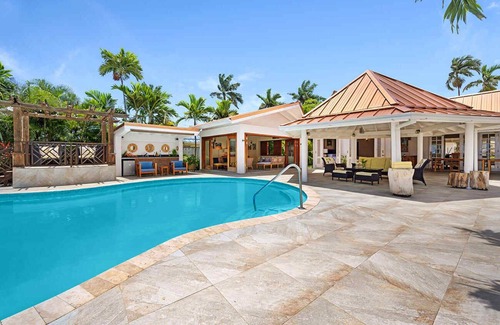 Runaway Bay Villa | Beachfront Retreat at Sunspot in Runaway Bay with Pool