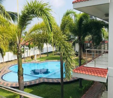 Nilaveli Hotel | Relax at Sunstar Nilaveli: Family-Friendly with Pool & Dining