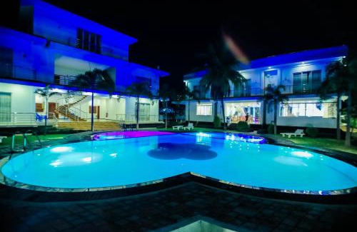 Nilaveli Hotel | Relax at Sunstar Nilaveli: Family-Friendly with Pool & Dining