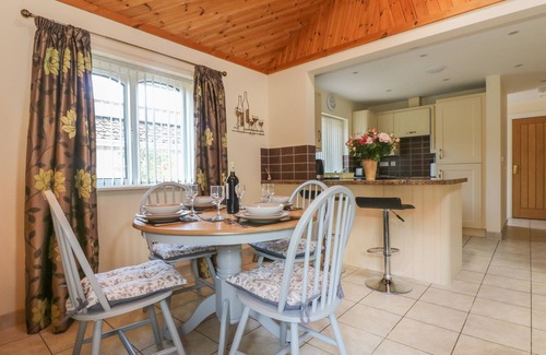 Sticker House | Suntrap Hideaway: Pet-Friendly Retreat with Cozy Fireplace