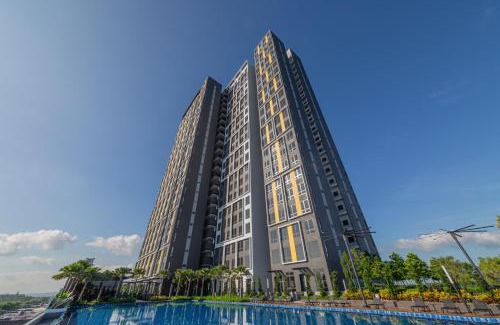 Nusajaya Apartment | Tranquil Sunway Grid Loft Suite with Olympic Size Pool