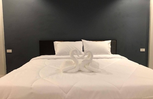 Nakhon Si Thammarat Hotel | Explore Supachai Inn: Family-Friendly Stay with Dining