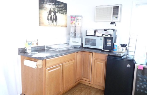 Seligman Hotel | Cozy Supai Motel: Family-Friendly with Breakfast & Kitchen