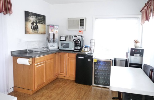 Seligman Hotel | Cozy Supai Motel: Family-Friendly with Breakfast & Kitchen