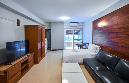 Su Thep Apartment | Spacious Supakit Deluxe Room for Families with Pool Access