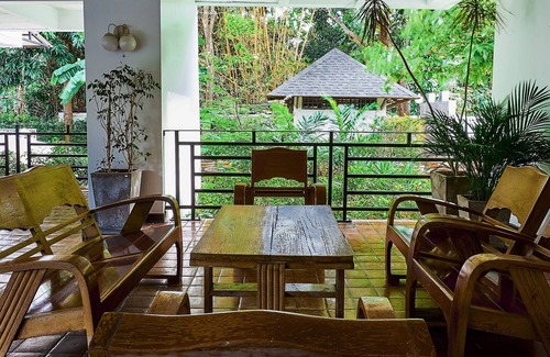 Su Thep Apartment | Spacious Supakit Deluxe Room for Families with Pool Access