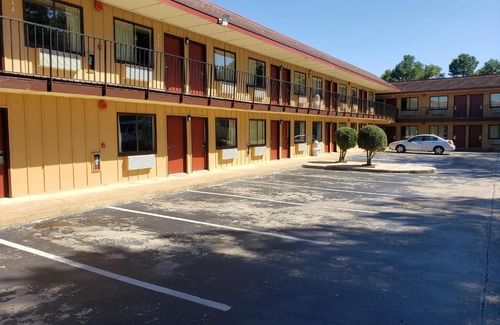 Memphis Hotel | Inviting Super 7 Inn: Family-Friendly with Breakfast Included