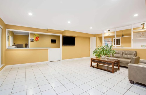 De Funiak Springs Hotel | Comfortable Stays at Super 8 by Wyndham Defuniak Springs