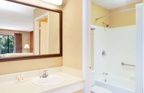 De Funiak Springs Hotel | Comfortable Stays at Super 8 by Wyndham Defuniak Springs