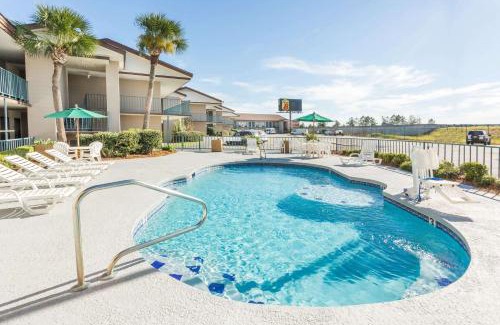 Adel Hotel | Discover Comfort at Super 8 by Wyndham Adel GA I-75