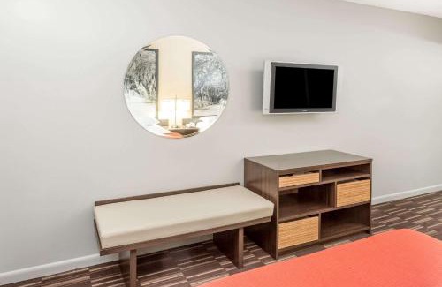Adel Hotel | Discover Comfort at Super 8 by Wyndham Adel GA I-75