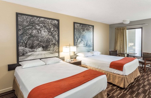 Adel Hotel | Comfortable Stay at Super 8 by Wyndham Adel GA I-75