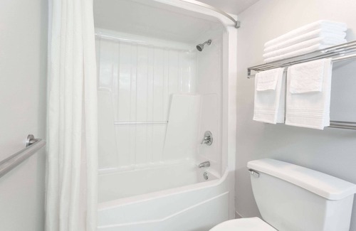 Adel Hotel | Comfortable Stay at Super 8 by Wyndham Adel GA I-75