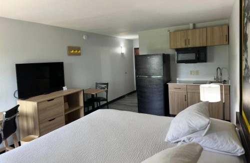 Alexandria Hotel | Pet-Friendly Super 8 by Wyndham Alexandria with Pool Access