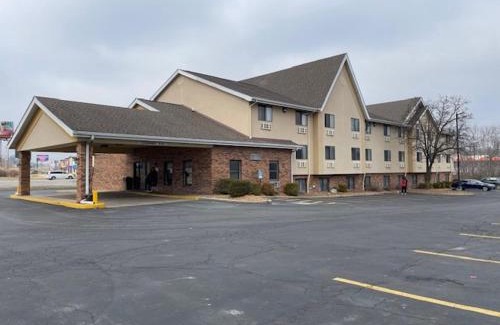 Alton Hotel | Pet-Friendly Rooms at Super 8 by Wyndham Alton