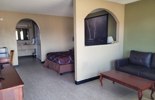 Caddo Valley Hotel | Budget-Friendly Stay at Super 8 by Wyndham Arkadelphia