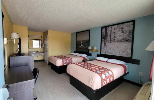 Caddo Valley Hotel | Budget-Friendly Stay at Super 8 by Wyndham Arkadelphia